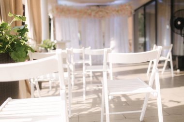 Düğünde farklı bir dekor. Çiçekler, tabureler, halkalar şampanya.