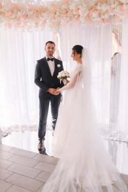 Damat ve gelin evlilik yeminlerini okudu. Birbirinizi sevin