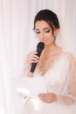 Damat ve gelin evlilik yeminlerini okudu. Birbirinizi sevin