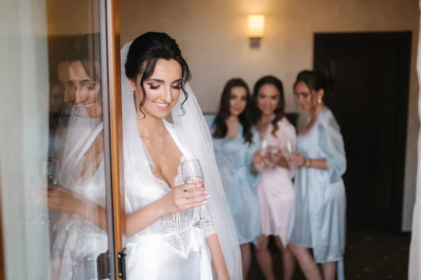 Gorgeous bride with best bridesmaids drinking champagne in hotel. Morning of bride. Sexy bridesmaids in exciting negligee — Φωτογραφία Αρχείου
