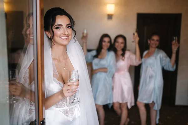 Gorgeous bride with best bridesmaids drinking champagne in hotel. Morning of bride. Sexy bridesmaids in exciting negligee — Φωτογραφία Αρχείου