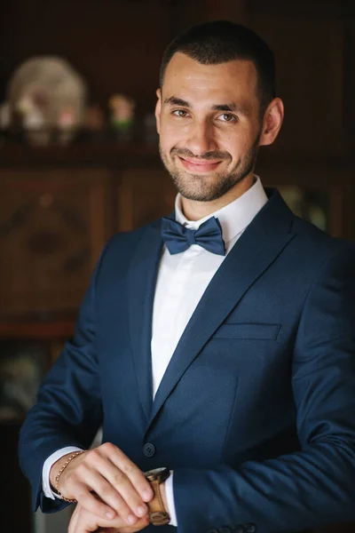 Porträt eines gutaussehenden bärtigen Bräutigams im dunkelblauen Anzug — Stockfoto