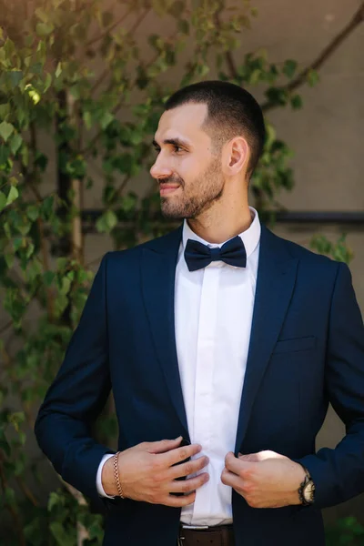 Retrato de novio barbudo guapo en traje azul oscuro —  Fotos de Stock