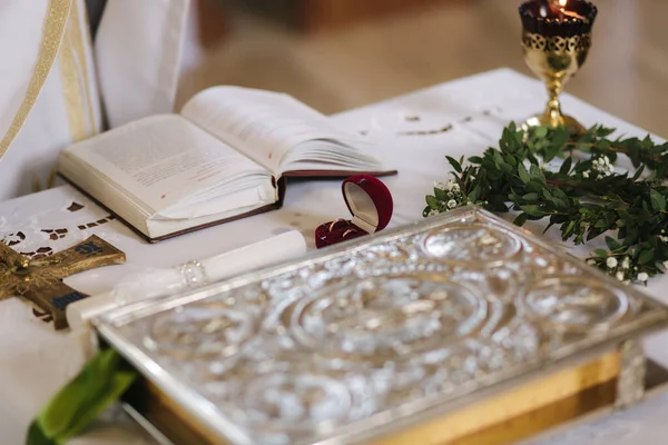 A díszítés eleme a templomban. A dekoráció közelsége — Stock Fotó