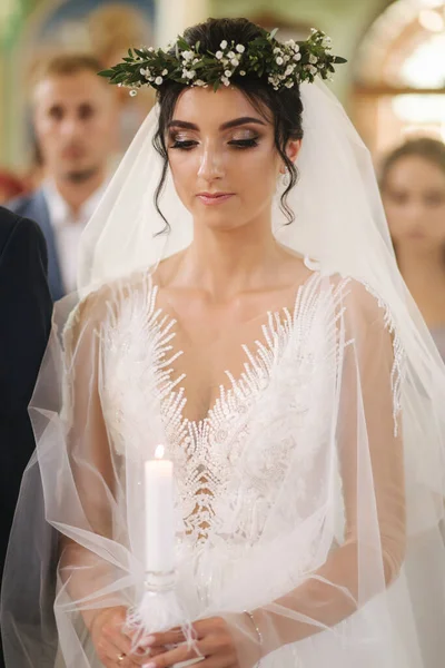 Очаровательная невеста в церкви в день свадьбы — стоковое фото