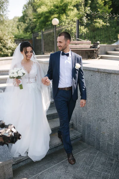 Bella sposa con il suo bel sposo a piedi fuori il giorno del matrimonio theri. Sposi novelli felici — Foto Stock