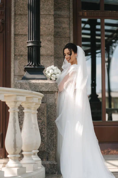 Superbe mariée dans une élégante robe de mariée avec bouquet de fleurs blanches dans son jour de mariage — Photo