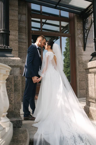 Boda pareja de novio y novia de pie en el balcón. Hermosa pareja — Foto de Stock