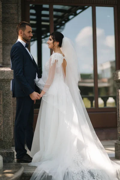 新婚夫妇站在阳台上. 美丽的夫妻 — 图库照片