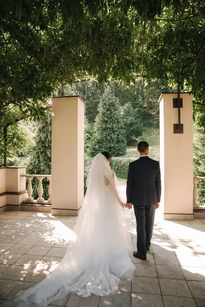 Casamento casal de noivo e noiva ficar na varanda. Casal bonito — Fotografia de Stock