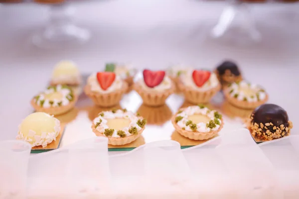 Barra de doces no casamento. Doces e decertos em restairant — Fotografia de Stock