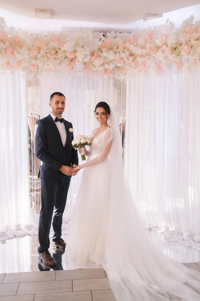 Novio y novia leyeron sus votos de boda. Amaos. — Foto de Stock