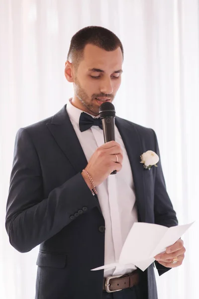 Schöner Bräutigam las Hochzeitsversprechen und fing an zu weinen. Bräutigam empfindet überwältigende Liebe zur Braut — Stockfoto