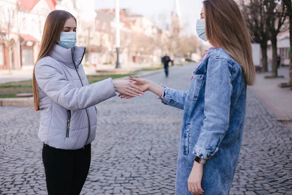 Maskeli kızlar. Coronavirus teması. Şehirdeki kadınlar karantina sırasında yürür — Stok fotoğraf