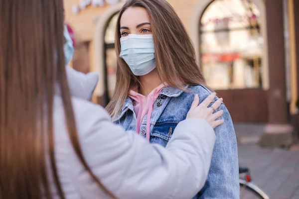 Κορίτσια με μάσκες. Θέμα του Coronavirus. Γυναίκες στην πόλη περπατούν κατά τη διάρκεια της καραντίνας — Φωτογραφία Αρχείου