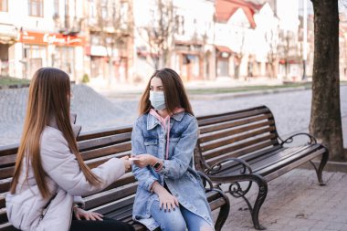 Kadınlar hapları ellerinde paylaşıyor. Kadın, kadın tabletlerine verir. Coronavirus teması
