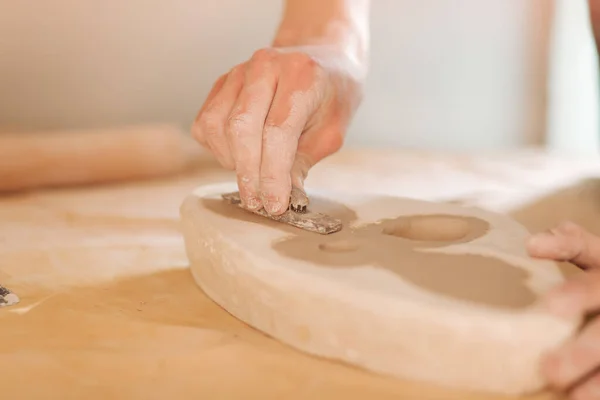 Stämpel på lera, fjäril. Keramiska produkter. Hand man på bordet — Stockfoto