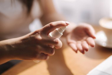 Evdeki kadın ellerini dezenfektan jel kutusuyla kapat. Evde tecrit, karantina. Coronavirus konsepti