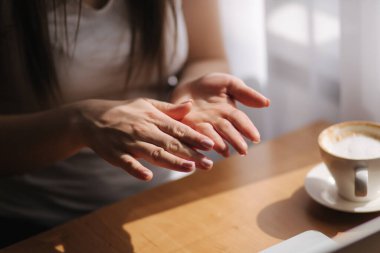 Evdeki kadın ellerini dezenfektan jel kutusuyla kapat. Evde tecrit, karantina. Coronavirus konsepti