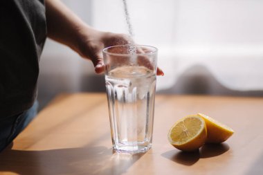 Kadın elleri aspirini suyla bardağa koyar. Coronavirus konsepti