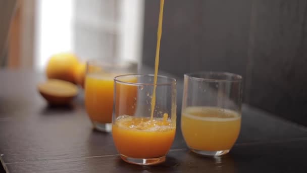 Nahaufnahme von Mann pur Orangensaft im Glas — Stockvideo