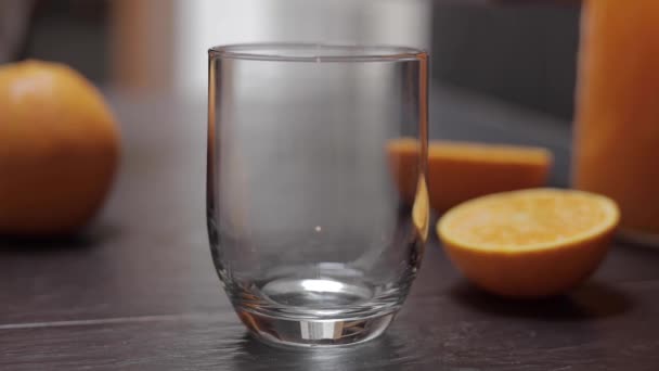 Close up van de mens pur sinaasappelsap in glas — Stockvideo
