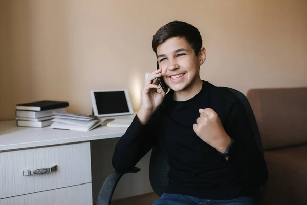 幸せな10代の少年の自宅で電話で話すの肖像画。タブレットや本の背景。検疫終了 — ストック写真