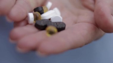 Kadın eli hapları yakın tut. Haplarla el ele. Dokunulmazlık. Vitaminler