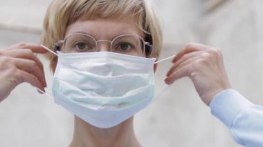 Kadın koruyucu maske takıyor. Karantinada evde tek başına. Coronavirus teması. Evde kal.