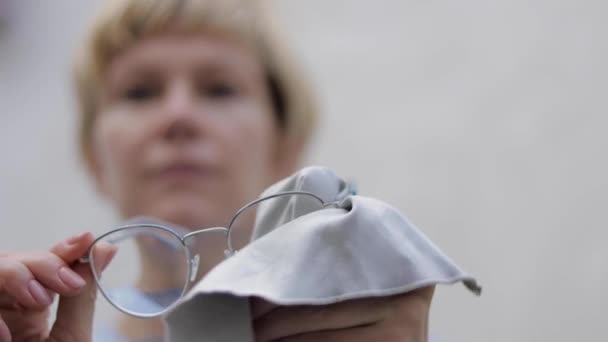 Lunettes propres féminines à l'aide de serviette — Video