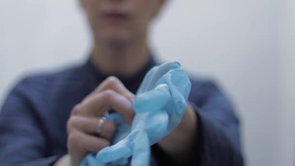 Gros plan de la femme prendre des gants médicaux — Video