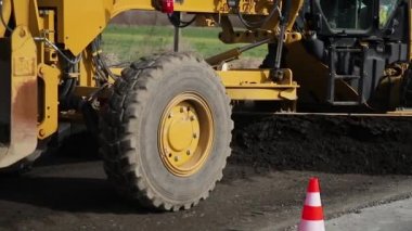 Sıcak katran taşlarla karıştırılmış asfalt. En iyi inşaat malzemeleri. bitumen