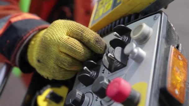 Sistema de control de cabina de excavadora. Manos de hombre. Conductor — Vídeos de Stock