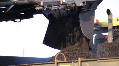 Sıcak katran taşlarla karıştırılmış asfalt. En iyi inşaat malzemeleri. bitumen