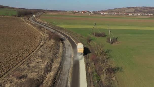 Letecký pohled na nákladní automobil vysypává písek na silnici — Stock video