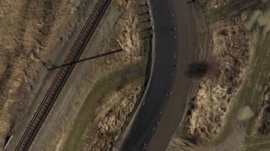 Yolu tamir etmenin havadan görüntüsü. Yol inşaatı. Asfalt
