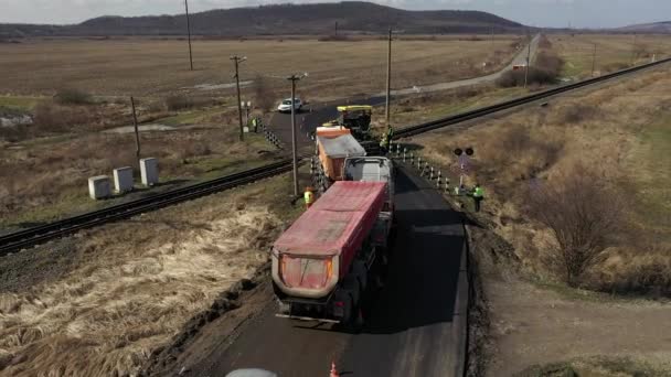 Luftaufnahme der Reparatur der Straße. Straßenbau. Asphalt — Stockvideo