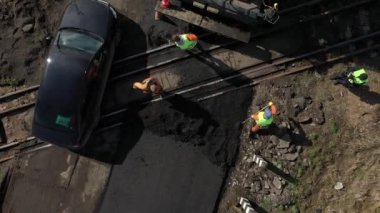 Yolu tamir etmenin havadan görüntüsü. Yol inşaatı. Asfalt