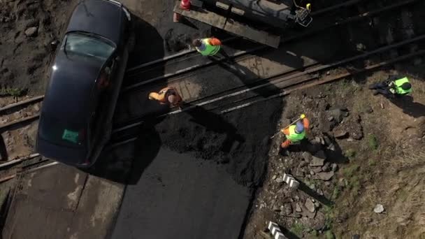 Vista aérea de la reparación de la carretera. Construcción de la carretera. Asfalto — Vídeos de Stock