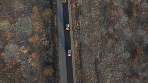 Aerial drone shot of Paver mover on a flat newly made road, ramming and leveling. Aserradero de asfalto aplicando asfalto en la carretera de la ciudad reparada — Vídeo de stock