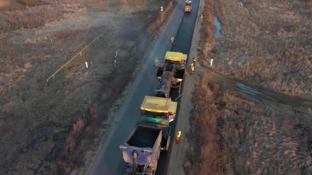 Strzał drona z powietrza różnych maszyn budowy drogi. Koparka, van, ciężarówka — Wideo stockowe