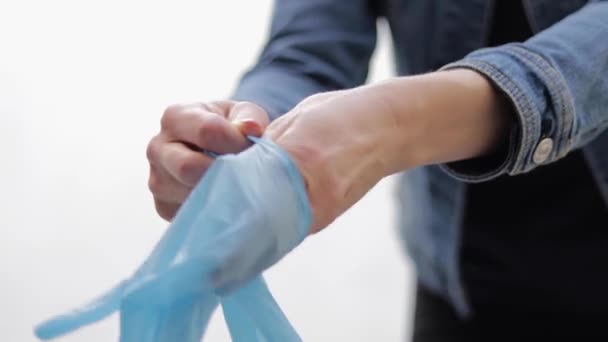 Крупним планом жінка бере на себе медичні рукавички — стокове відео