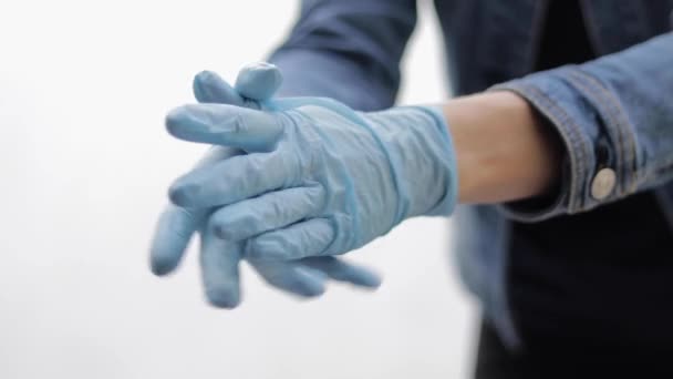 Gros plan de la femme prendre des gants médicaux — Video