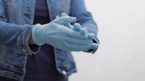 Primo piano della donna indossa guanti medici — Video Stock
