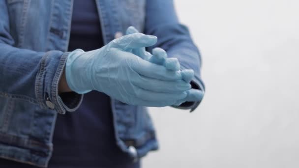 Nahaufnahme einer Frau mit medizinischen Handschuhen — Stockvideo