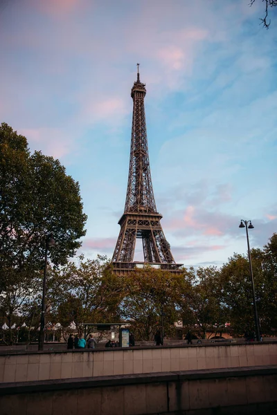 ПАРИЖ, Франция - 21 октября 2017 года: Вид на Эйфелево полотенце с моста. Закат осени в Париже — стоковое фото