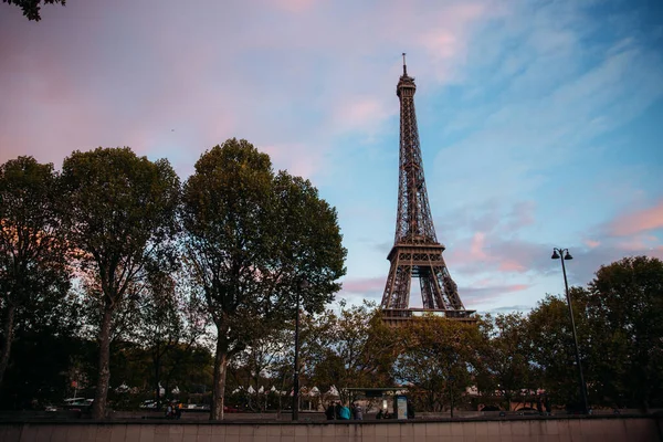 PARIS, FRANKREICH - 21. Oktober 2017: Blick von der Brücke auf das Eiffeltuch. Sonnenuntergang im Herbst in Paris — Stockfoto