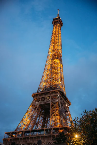 PARÍS, FRANCIA - 21 de octubre de 2017: Vista de la toalla Eiffel desde el río Siene. Torre Eiffel en la noche brillan — Foto de Stock