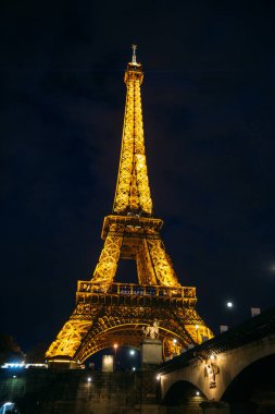PARIS, FRANCE - 21 Ekim 2017: Siene Nehri 'nden Eyfel havlusu manzaralı. Geceleyin Eyfel Kulesi