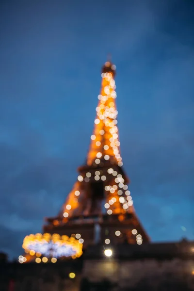 PARIS, FRANCE - 21 octobre 2017 : Vue sur la serviette Eiffel depuis le pont. Tour Eiffel déconcentrée la nuit — Photo